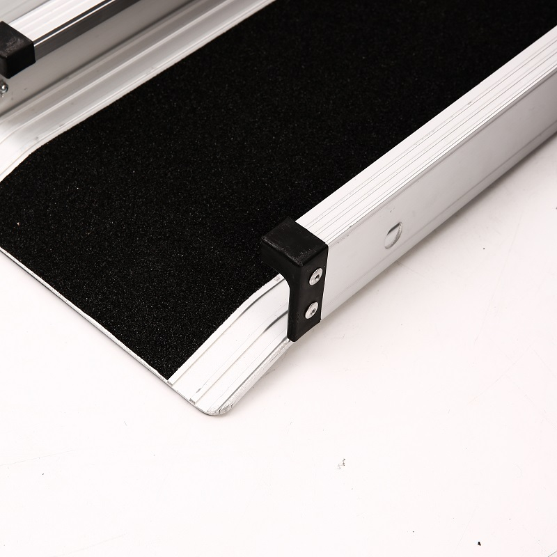 2 Section Telescopic Aluminium Wheelchair Ramps with Anti-slip Paster
